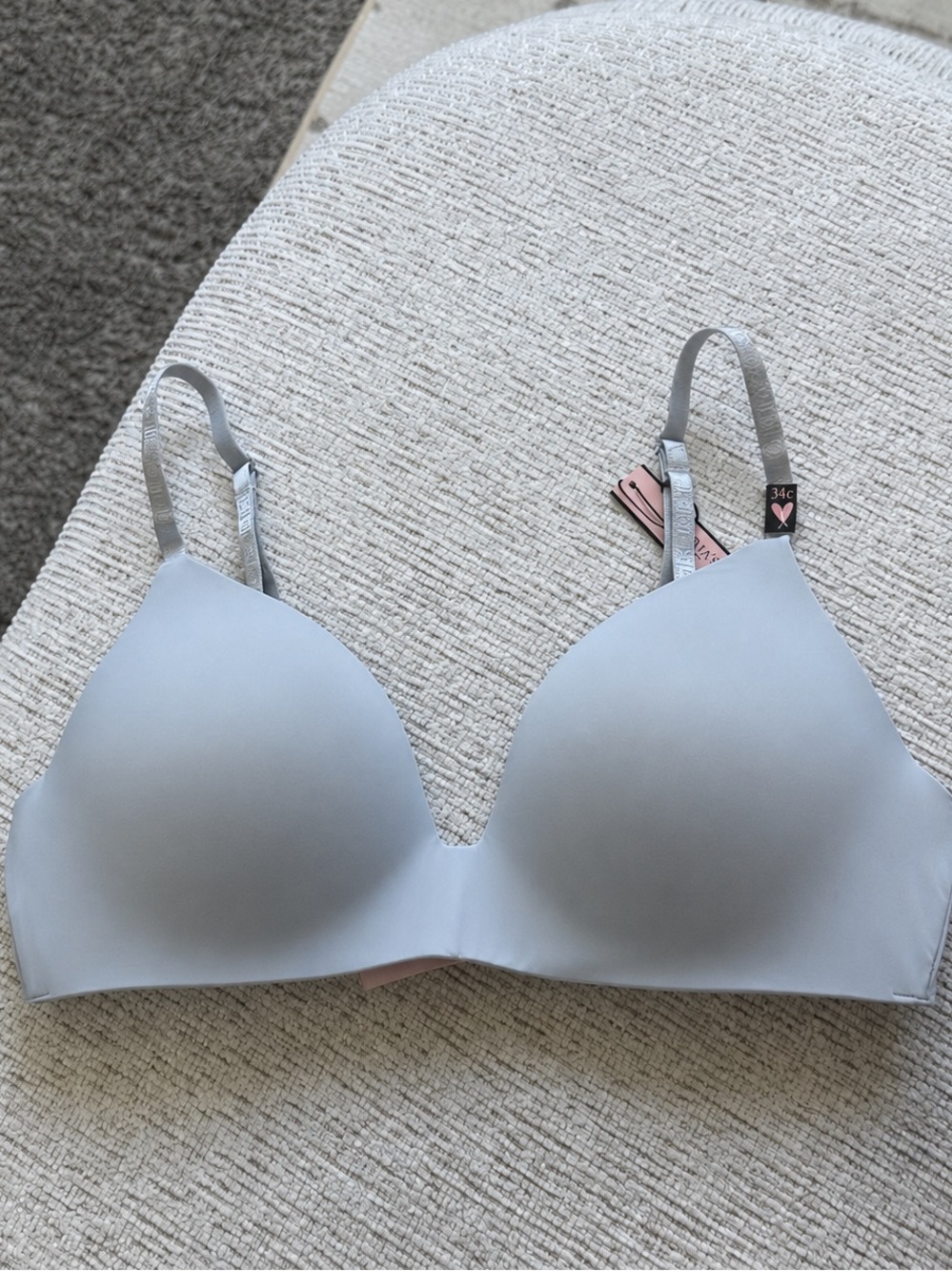 032 NWT VICTORIA’S SECRET T Shirt Bra, lightly lined, wireless
